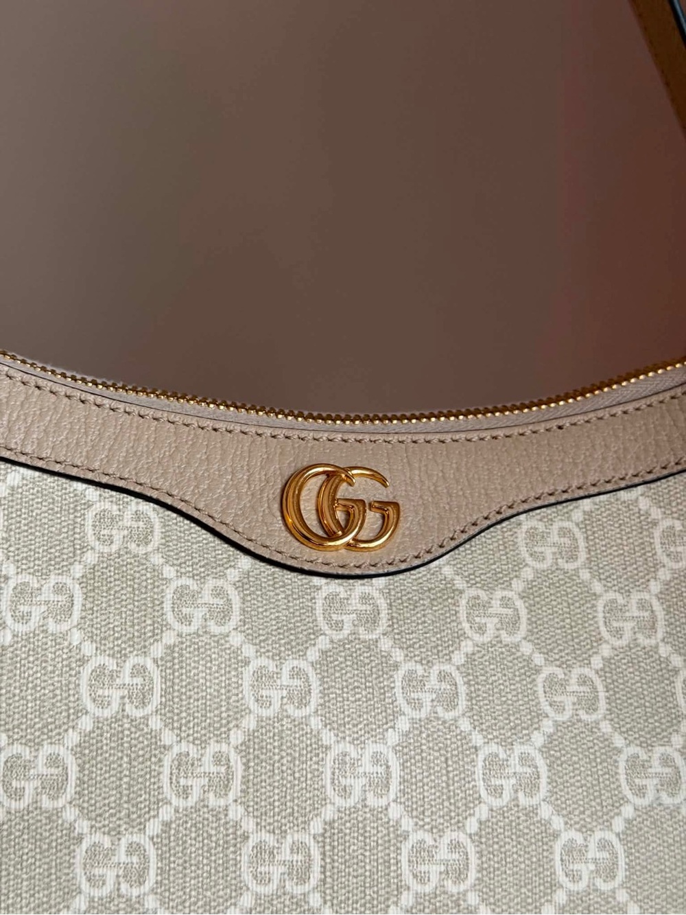 Gucci Beige GG Supreme Shoulder Bag with Gold Hardware - Picture 2 of 16